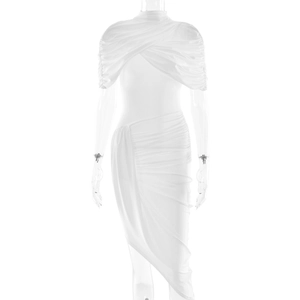 Détail de la robe drapée blanche sans manches avec col montant et ourlet asymétrique
