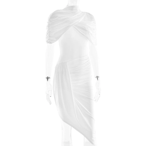 Détails de la robe moulante blanche avec plis élégants et drapé croisé sur les épaules