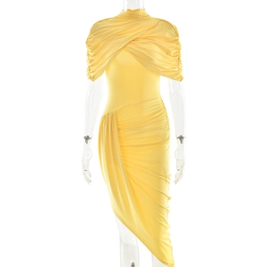Robe mi-longue jaune plissée élégante avec un détail d'ourlet asymétrique croisé