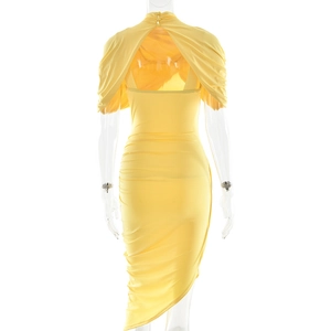 Détail de la robe moulante jaune avec dos nu élégant et texture froncée moderne