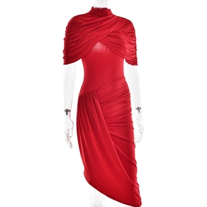 Détail d'une robe froncée rouge montrant le col croisé et l'ourlet asymétrique chic