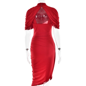 Détail du dos d'une robe rouge avec découpe goutte d'eau et fronces élégantes