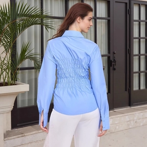 Detailansicht der hellblauen Bluse mit gerafftem Gummizug am Rücken für eine schmale Taille
