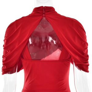 Détail de la robe rouge montrant le dos nu et les trois boutons sur le col montant