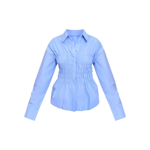 Detailansicht der hellblauen Bluse mit gesmokter Taille und klassischem Kragendesign