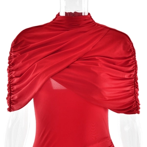 Détail de robe rouge froncée avec col montant et design drapé croisé aux épaules