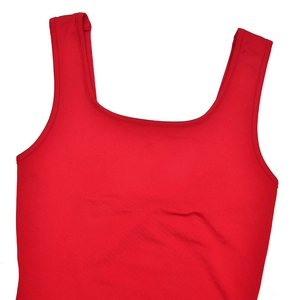 Détail du tissu en coton tricoté rouge et des larges bretelles de cette robe chic