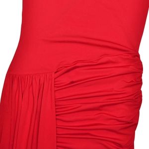Détail d'une robe rouge froncée montrant le tricot élastique et le drapé sur le côté