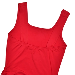 Détail de robe moulante rouge avec larges bretelles et élégants plis froncés latéruax