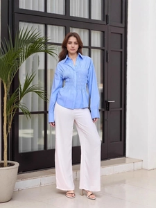Elegante hellblaue Langarmbluse mit gesmokter Taille und Reverskragen für stilvolle Damen