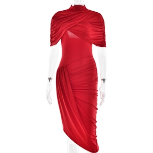 Robe moulante élégante en satin rouge avec détails froncés et ourlet asymétrique