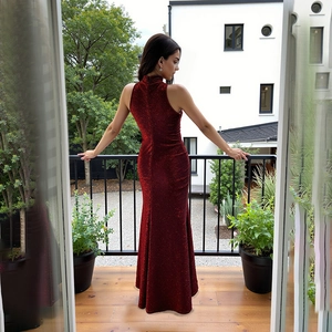 Détail de la robe de soirée bordeaux à paillettes montrant le tissu et le licou