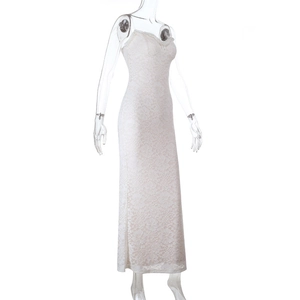 Detailansicht der weißen floralen Spitzentextur und der zarten Spaghettiträger am Kleid