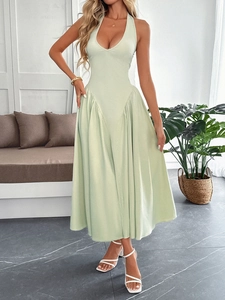 Robe longue dos nu vert clair élégante avec décolleté en V profond et jupe plissée