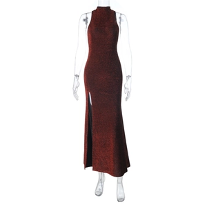 Détails du tissu pailleté et de la fente haute sur la robe de soirée rouge dos nu chic