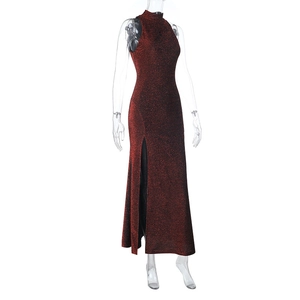 Détail d'une robe de soirée à sequins rouge foncé avec col montant et fente latérale