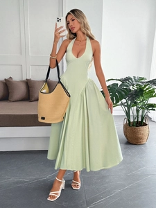 Robe longue élégante vert clair à licou avec col en V profond et jupe plissée pour l'été