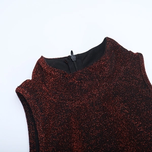 Détail du tissu scintillant rouge et noir avec col montant et zip invisible