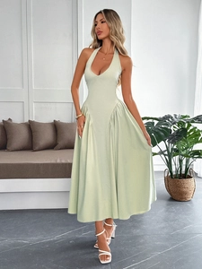Robe licou élégante vert sauge avec décolleté en V profond et détails plissés à la taille