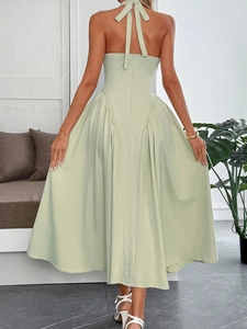 Robe dos nu élégante vert sauge avec jupe plissée pour un style estival raffiné