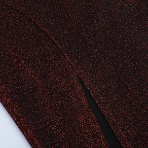 Détail du tissu à paillettes rouges et coutures fendues d'une robe de soirée chic