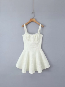 Robe trapèze blanche sans bretelles avec broderie florale et détails en dentelle