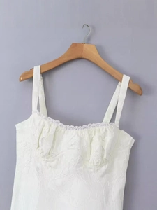 Robe ligne A blanche à épaules dénudées avec nœud scintillant et texture jacquard