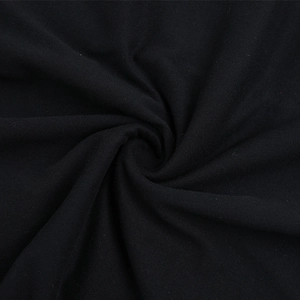 Detailaufnahme der hochwertigen schwarzen Strickstruktur und des weichen Faltenwurfs