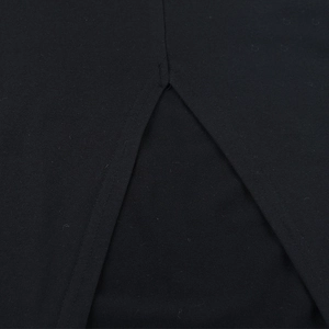 Detailansicht des eleganten hohen Beinschlitzes und der feinen Nähte am schwarzen Kleid