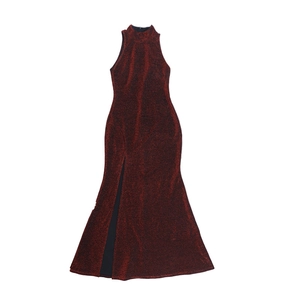 Détail de la robe longue rouge à paillettes avec col licou et fente latérale haute