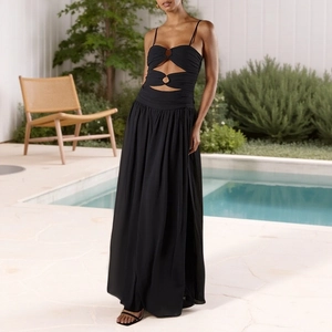Détail de la robe longue noire à découpes avec anneau métallique et coupe fluide
