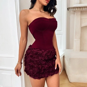 Detail des 3D-Rosen-Saums an einem burgunderroten trägerlosen Bodycon-Kleid für Events
