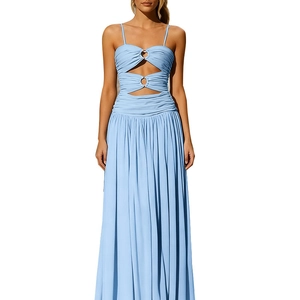Détail de la robe longue bleu clair avec corsage froncé et découpe avec anneau
