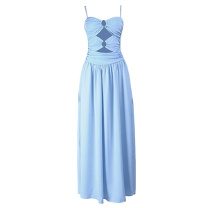 Détail de la robe longue bustier bleu clair avec découpe et anneaux métalliques décoratifs