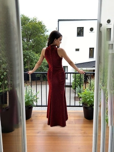 Robe de soirée rouge foncé pailletée avec licou et coupe sirène élégante