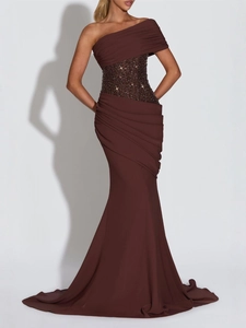 Robe longue élégante marron foncé dos nu avec taille à paillettes et coupe sirène