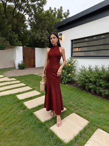 Robe de soirée scintillante à paillettes rouge foncé avec licou et coupe sirène élégante