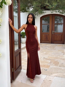 Robe de soirée élégante à paillettes rouges avec dos nu, fente haute et coupe ajustée