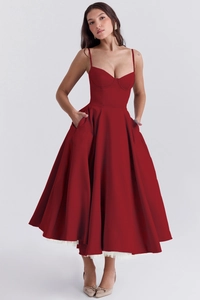 Vue détaillée de la robe bustier rouge foncé avec texture satinée et bord en dentelle