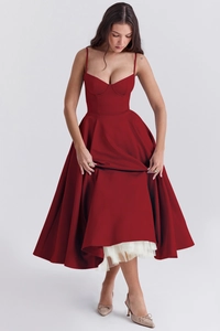 Détail de la robe bustier rouge satinée avec jupe évasée et jupon en tulle blanc multicouche