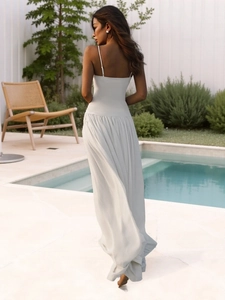 Robe longue blanche bustier élégante avec jupe plissée fluide pour les vacances