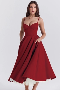 Détail de robe rouge foncé montrant le corsage ajusté, poches latérales et jupon en tulle