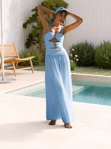 Robe longue dos nu bleu clair élégante avec découpes et foulard assorti pour vacances