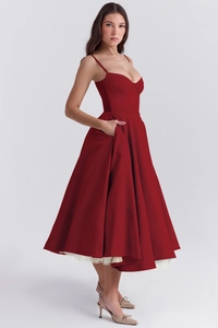 Détail de la robe en satin rouge foncé montrant poches latérales et jupon en tulle