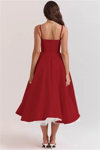 Vue détaillée du dos d'une robe de princesse rouge foncé avec fines bretelles et tulle blanc