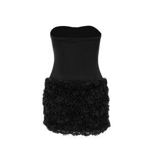 Detail der 3D-Rosenblüten-Textur am Saum eines schwarzen trägerlosen Bodycon-Minikleids