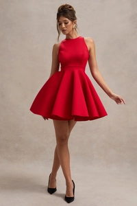 Gros plan d'une robe cocktail rouge sans bretelles avec jupe trapèze à plusieurs couches