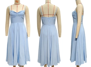 Vue en trois dimensions d'une robe bustier bleu clair avec silhouette ajustée en ligne A