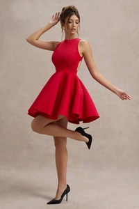 Vue détaillée d'une mini-robe rouge sans manches avec dos nu élégant et coupe trapèze