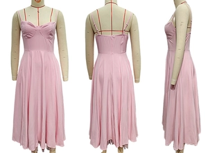 Vues détaillées d'une robe rose à fines bretelles avec nœud et silhouette trapèze